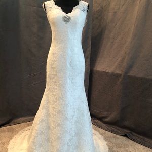 NWOT Gorgeous Fit and Flair Wedding Dress